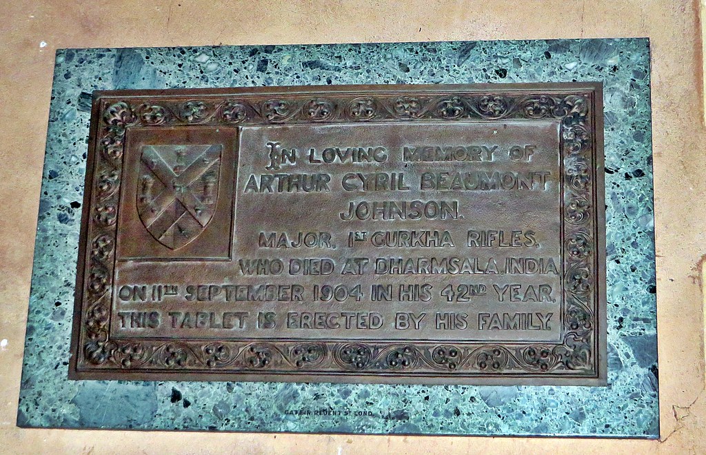 Upton Upon Severn Worcestershire Wall memorial with shield… Flickr