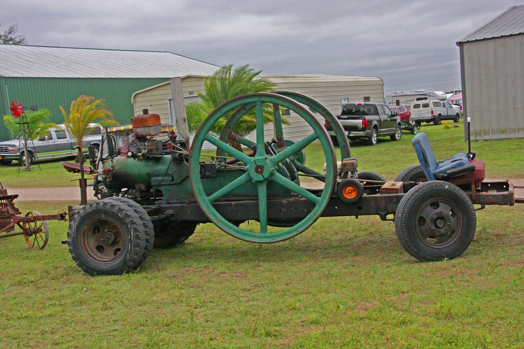 A Large Flywheel Engine at the Antique Tractor & Flywheel … Flickr