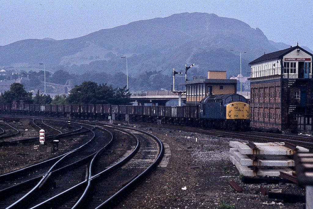 40099 at Llandudno Junction (2) 40099 is engaged in some s… Flickr