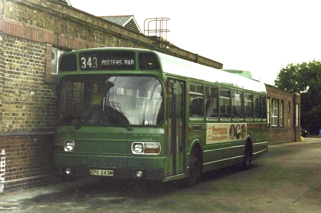 SNB143 (SNC143) Potters Bar Garage, May 1986. Philip Hambling Flickr