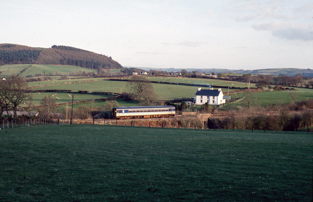 Aberystwyth approaches 153321 at Comins Coch with a local … Flickr