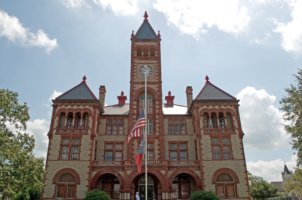 Dewitt County Courthouse The Dewitt County Courthouse in C… Flickr