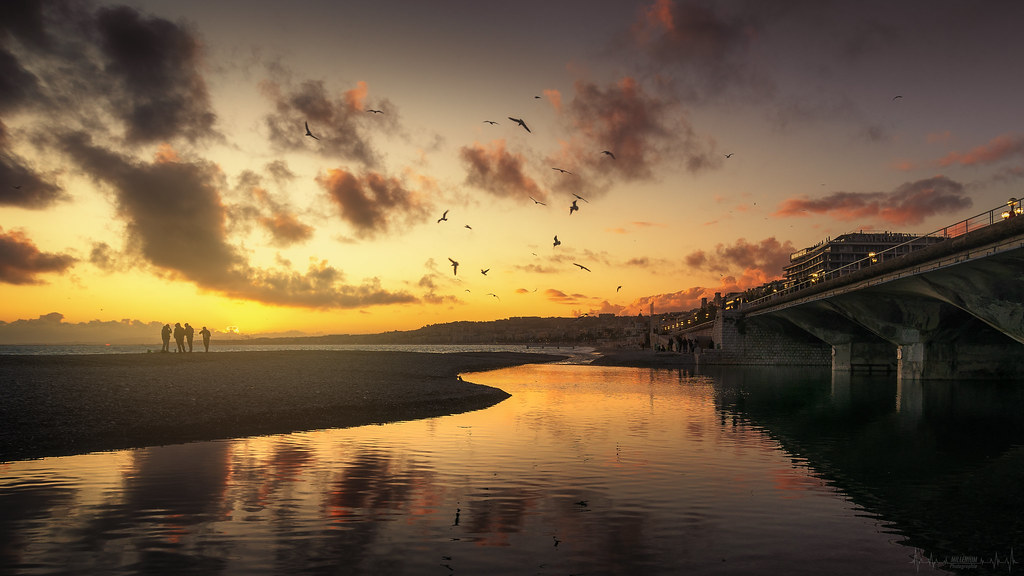 coucher de soleil sur la promenade des anglais sunset in