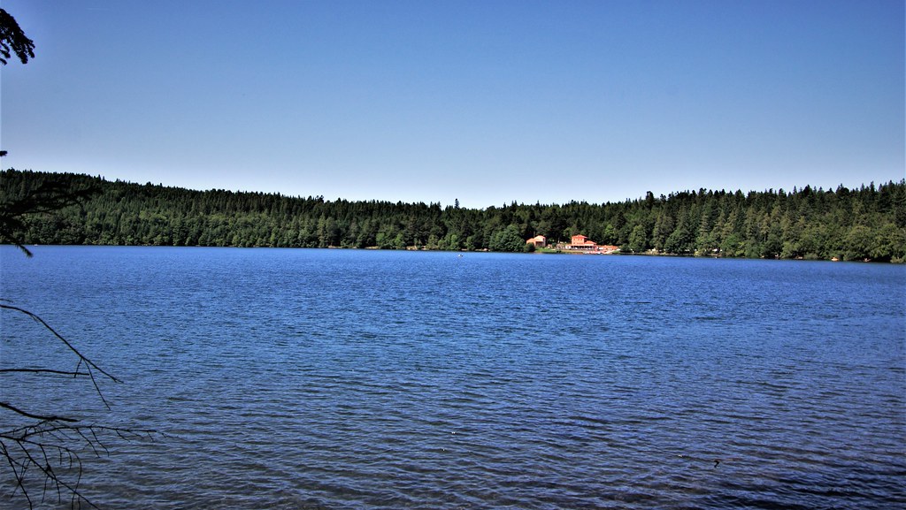 Lac du BouchetHte Loire Vue sur le lac d'origine volcaniq… Flickr