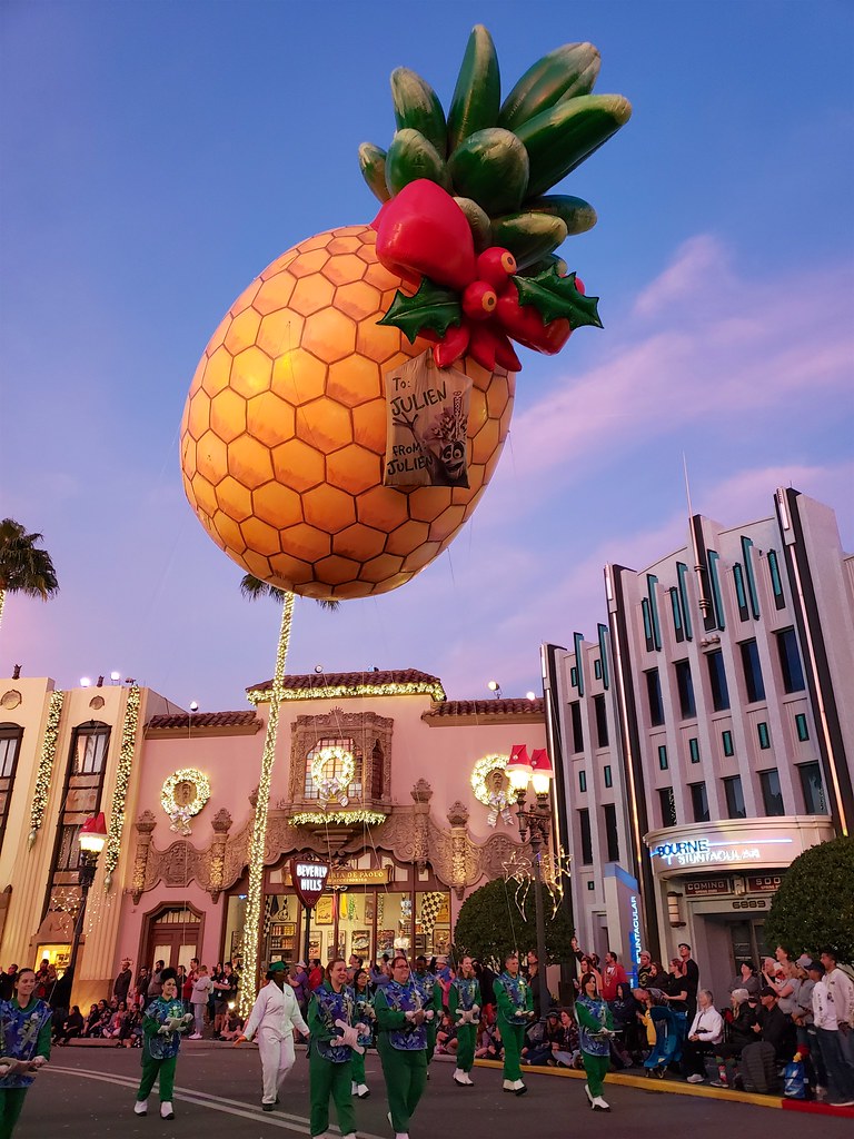 Pineapple For King Julien At Universal’s Holiday Parade in… Flickr