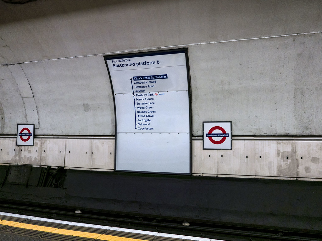 Eastbound Piccadilly Line, Underground; London, UK Paul Jarvie Flickr