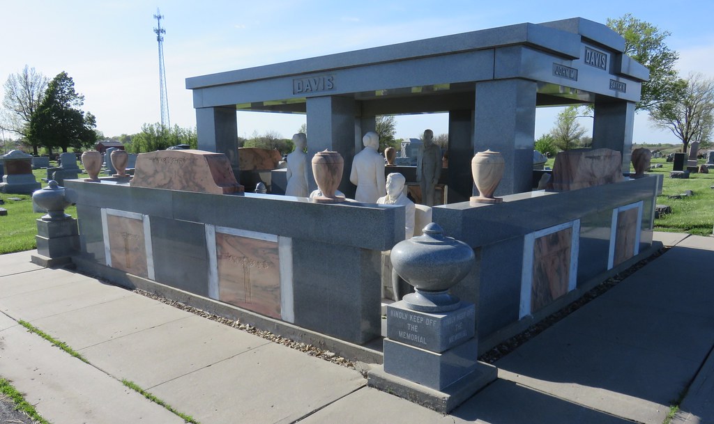 Davis Memorial (Hiawatha, Kansas) Sculpted and constructed… Flickr