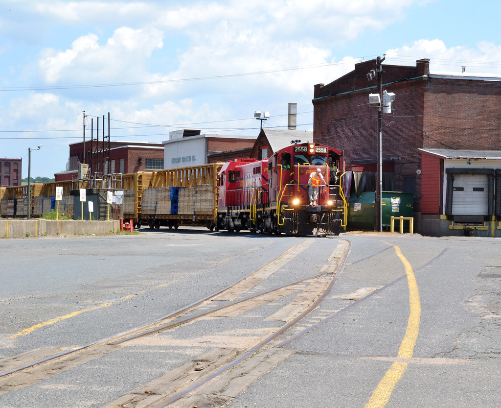Hazen Paper PV1 rolls past Hazen Paper in Holyoke, Mass o… Flickr