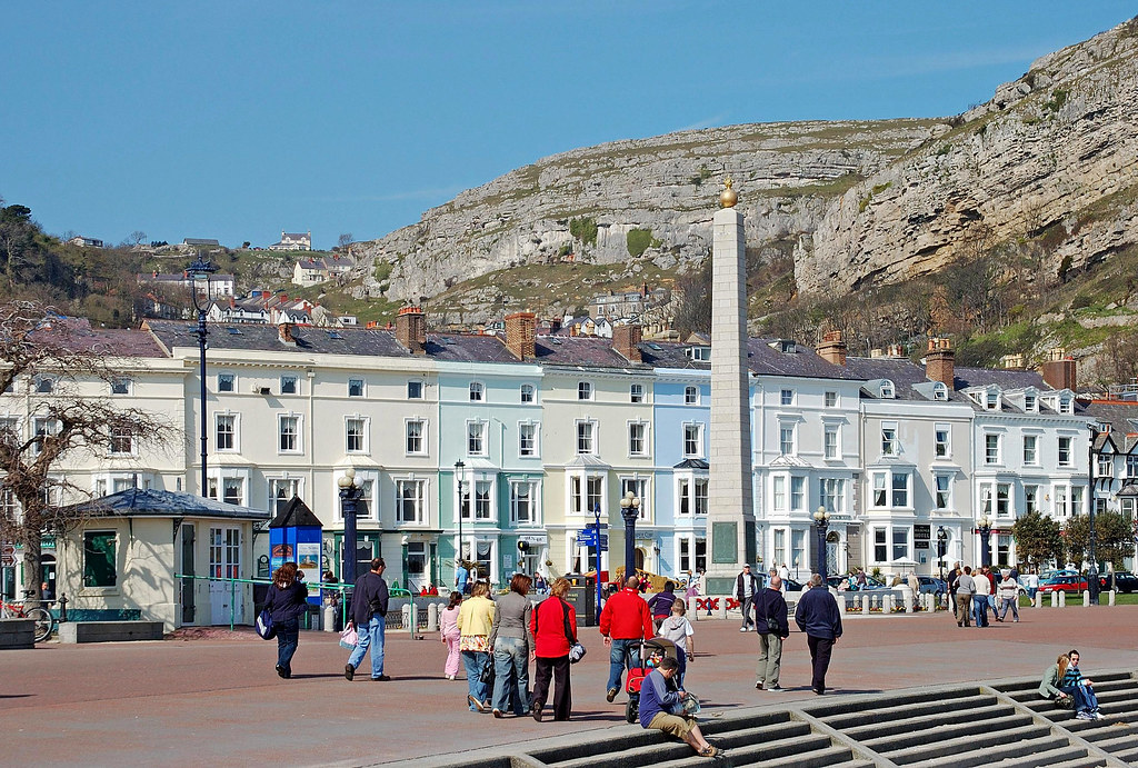 North Parade and War Memorial, Llandudno 8 Apr 2007 Flickr