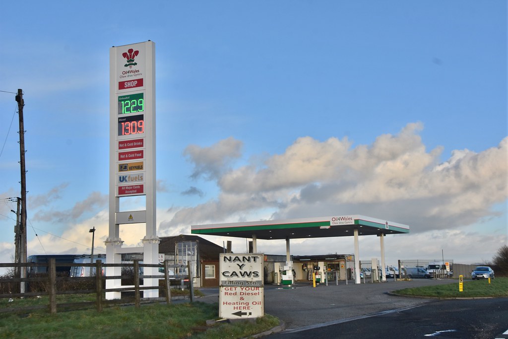 Oil 4 Wales, A48 Nantycaws Camarthenshire 2019. EYBusman Flickr
