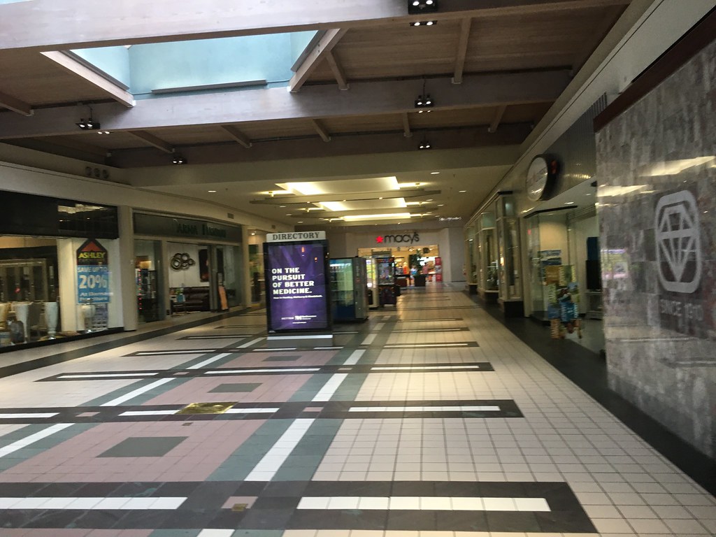 Spring Hill MallWest Dundee, Illinois Spring Hill Mall op… Flickr
