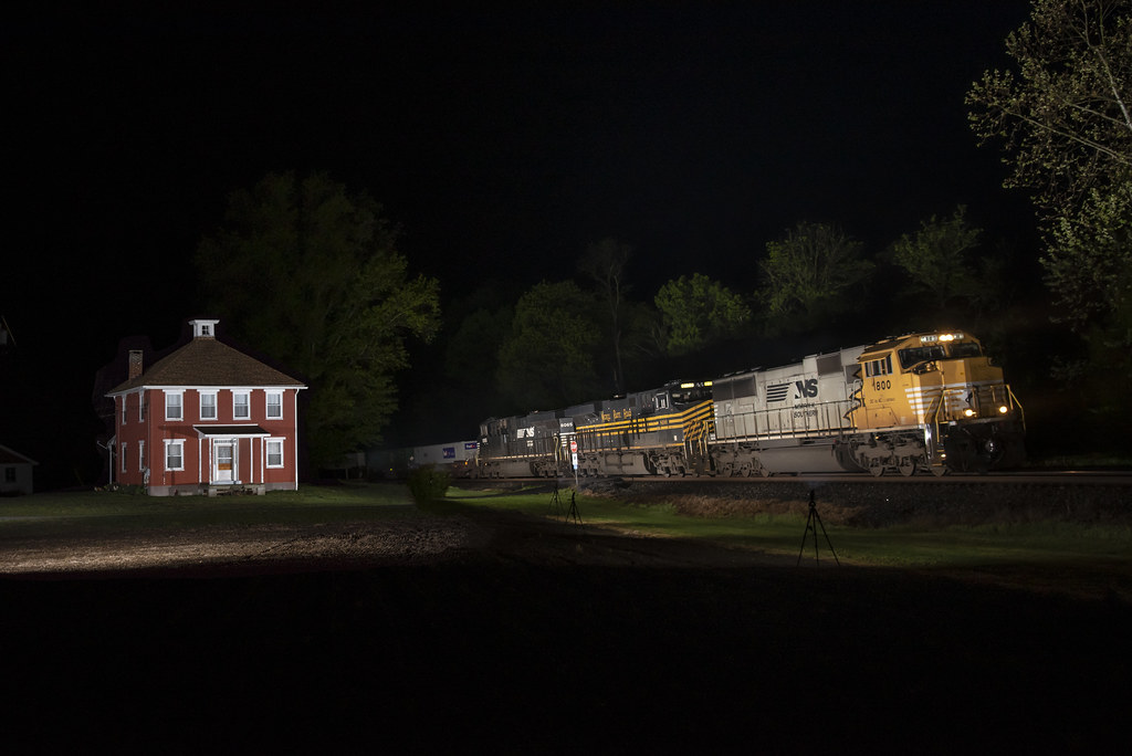 214 Brantsville Farmhouse 1800 NKP 214 rolls through Brand… Flickr