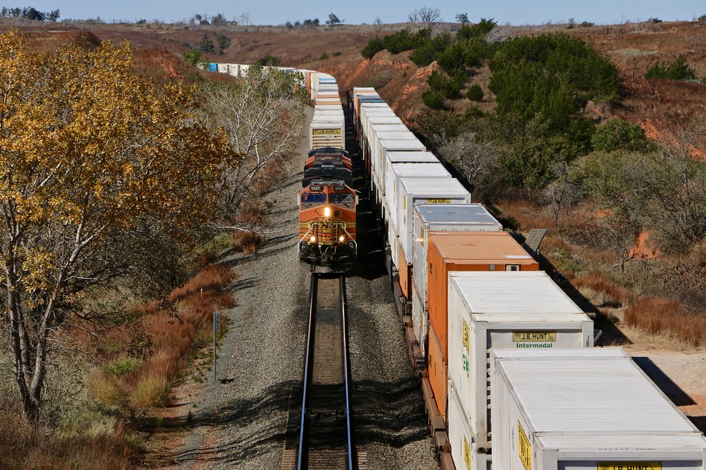 Quinlan, Oklahoma Two long BNSF intermodal trains meet on … Flickr