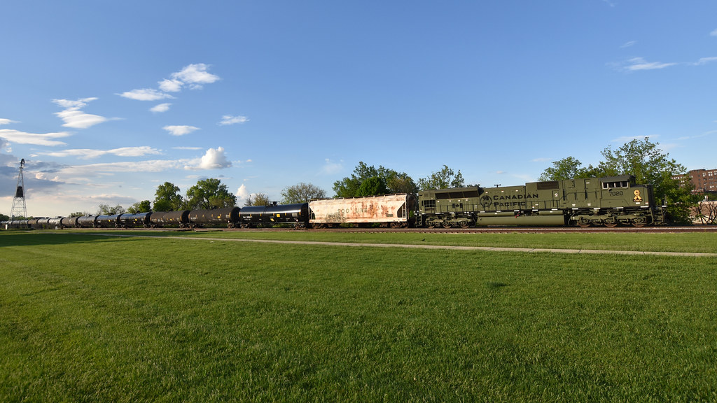 NATO Green CP SD70ACU 7020 in the NATO green leads CP 650 … Flickr