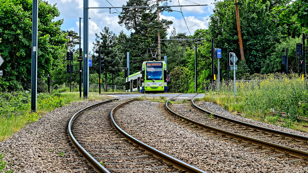 Gravel Hill Tram crossing, Gravel Hill, Croydon. Geoff Henson Flickr