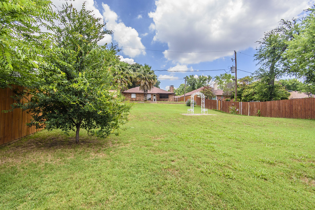 1207921 813 Woodhaven Lane Grand Prairie, TX 75052 Brent Eckley