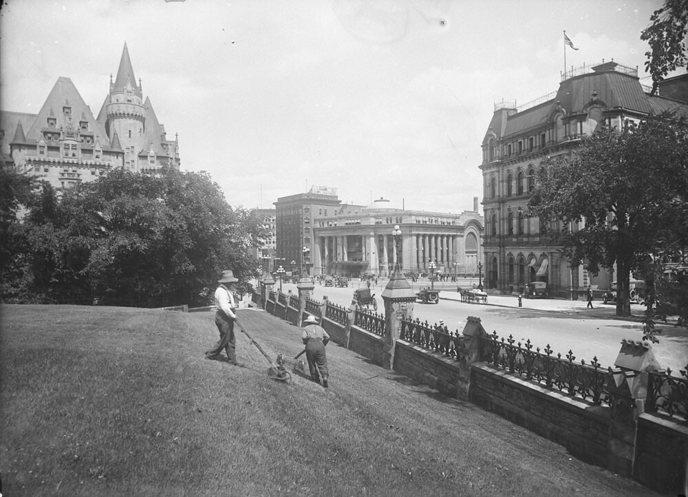 Wellington Street from the East Lawn of Parliament Hill, s… Flickr