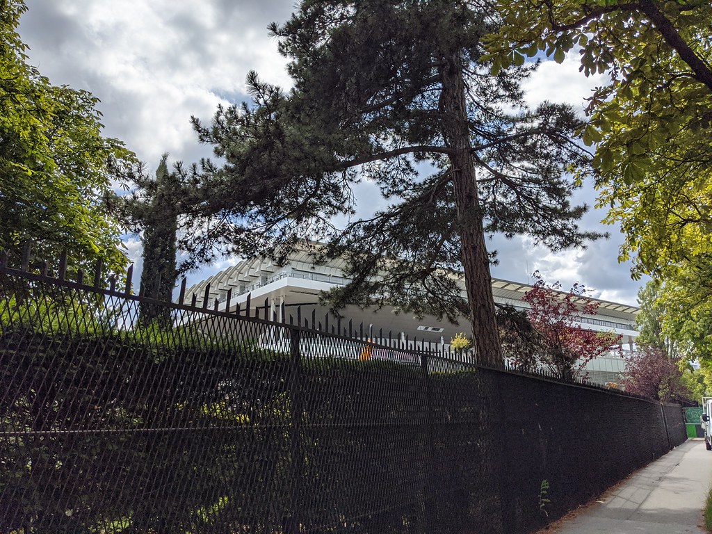Derrière les arbres Roland Garros, avenue de la Porte d'Au… So_P