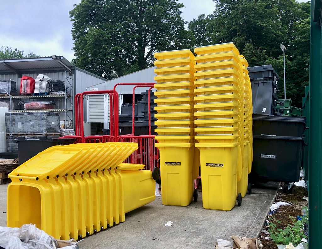 Yellow bins 171366 (41266) There were a lot of black one… Flickr