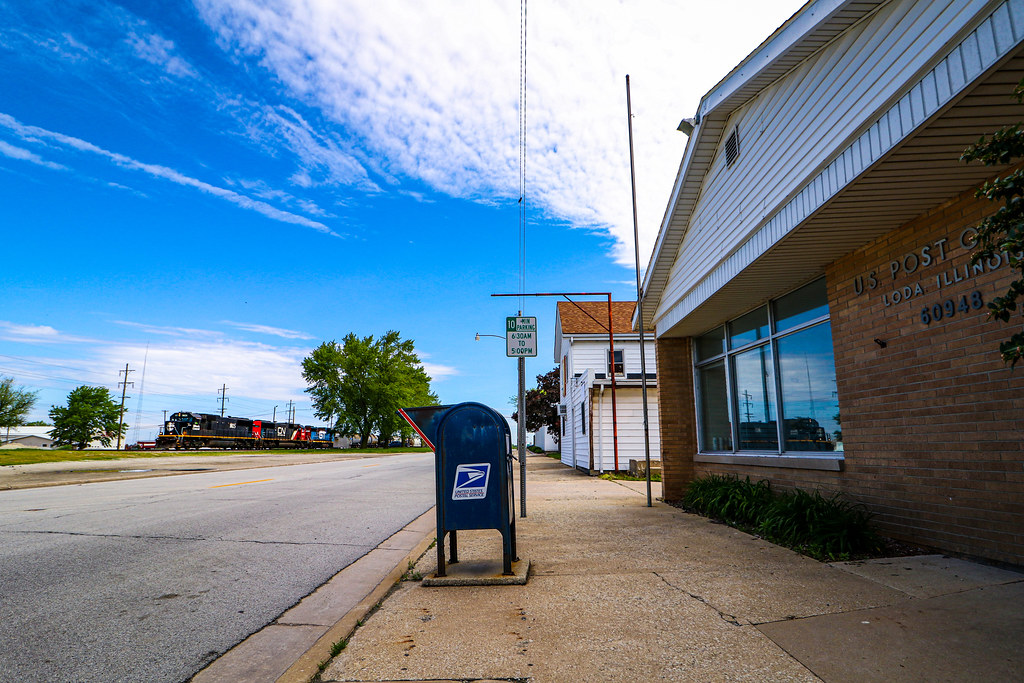 Loda CN A408 rolls into the town of Loda, Illinois with IC… Flickr