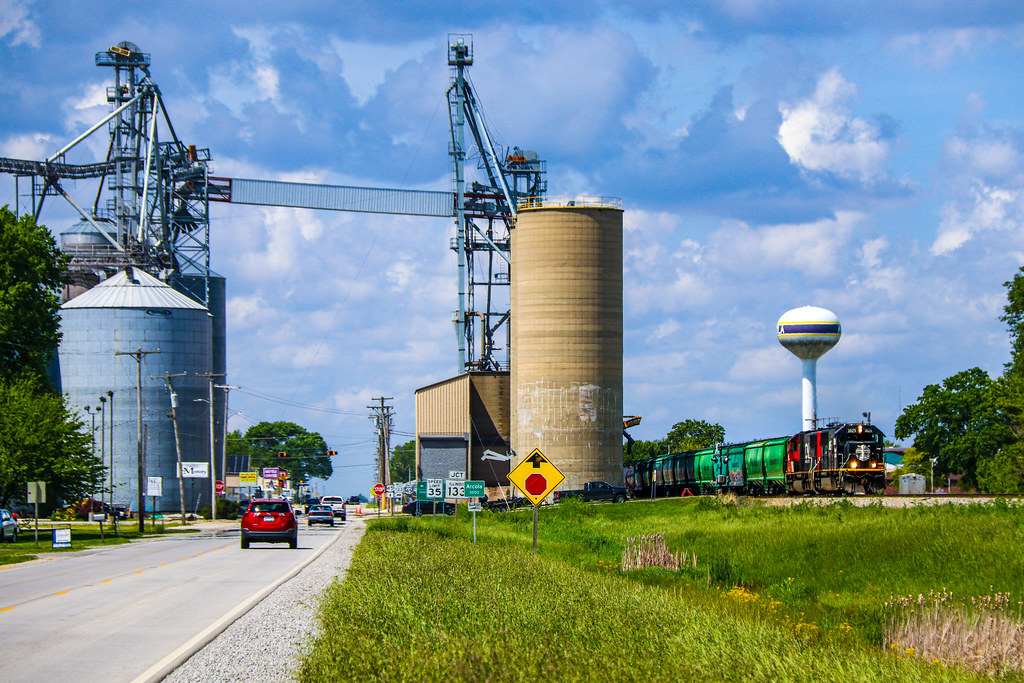 Arcola IC 1025 blasts out of Arcola, Illinois with the so… Flickr