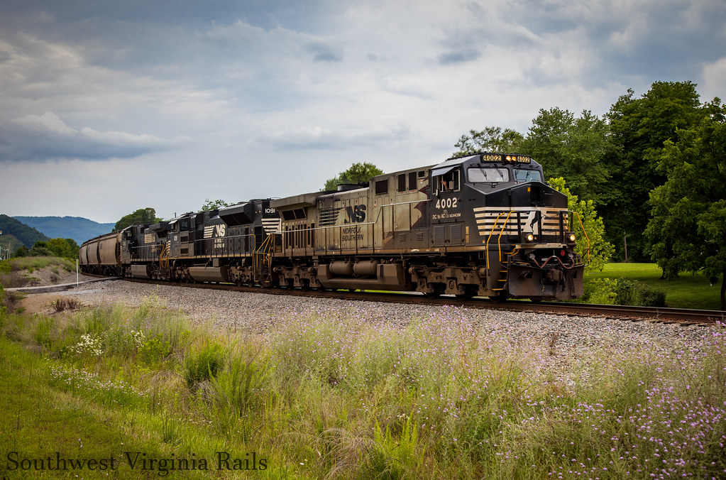 4002 leading NS 50Z. Ironto, Va. With a wave from the engi… Flickr
