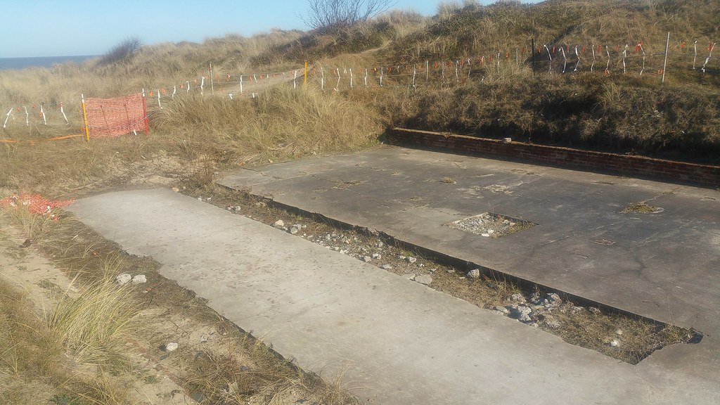 Possible WWII Remains, Nr Beach Road, WintertononSea. Flickr