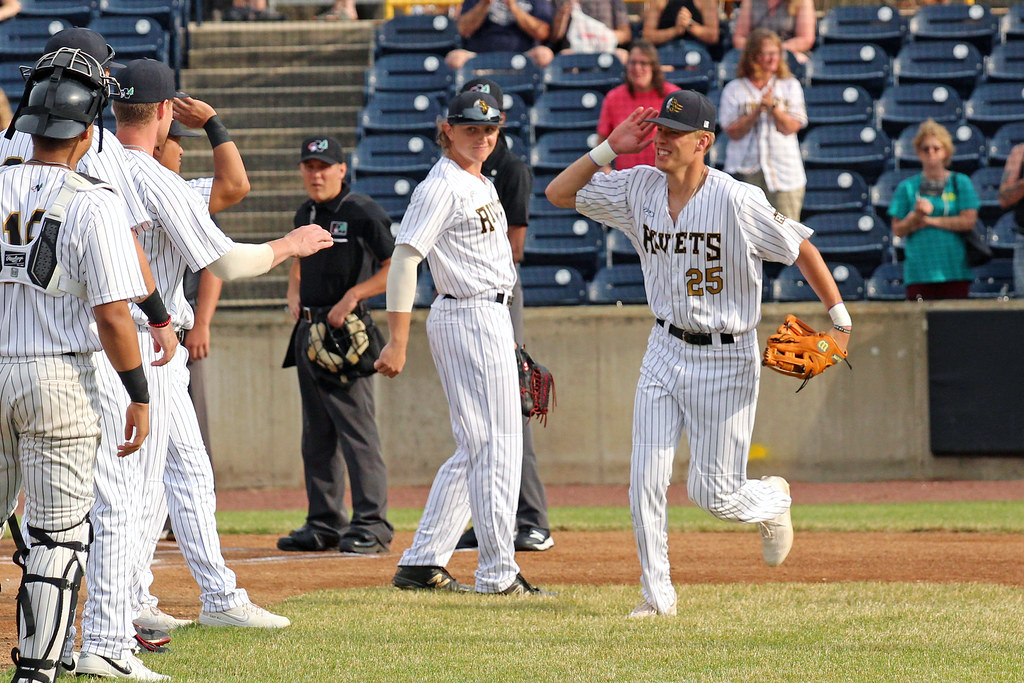 COLLEGE BASEBALL Rockford Rivets vs La Crosse Loggers (July 1) Flickr