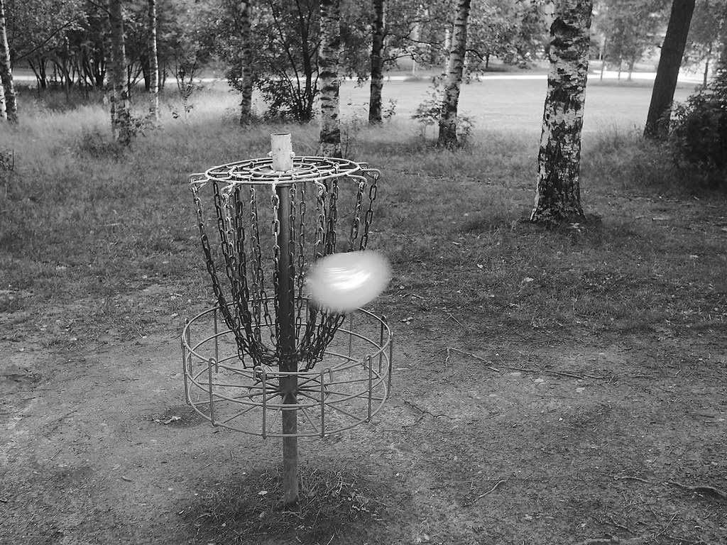 Disc golf disc hits the chains, Helsinki Finland 1/80 sec … Flickr