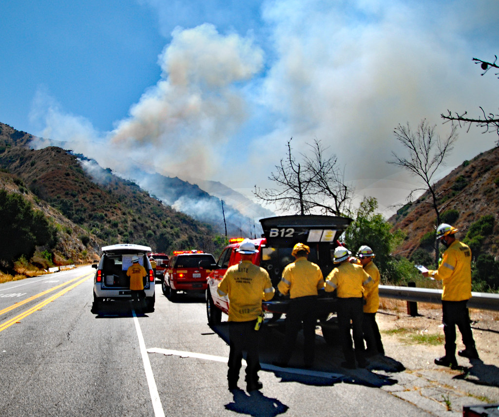 La Tuna Canyon Brush Fire Held to 3 Acres a photo on Flickriver