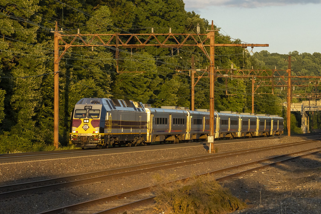 EL at East Dover NJ Transit MOBO train 1011 hustles past E… Flickr