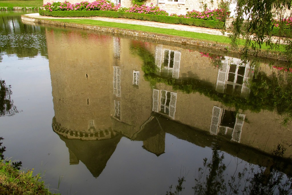 Reflets / Château de Colombières France Jean Michel Flickr