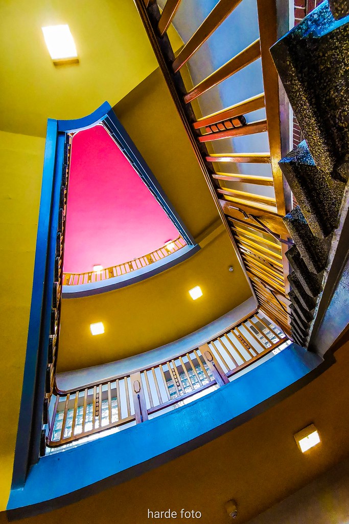 Das alte Treppenhaus /The old staircase In einem der ältes… Flickr
