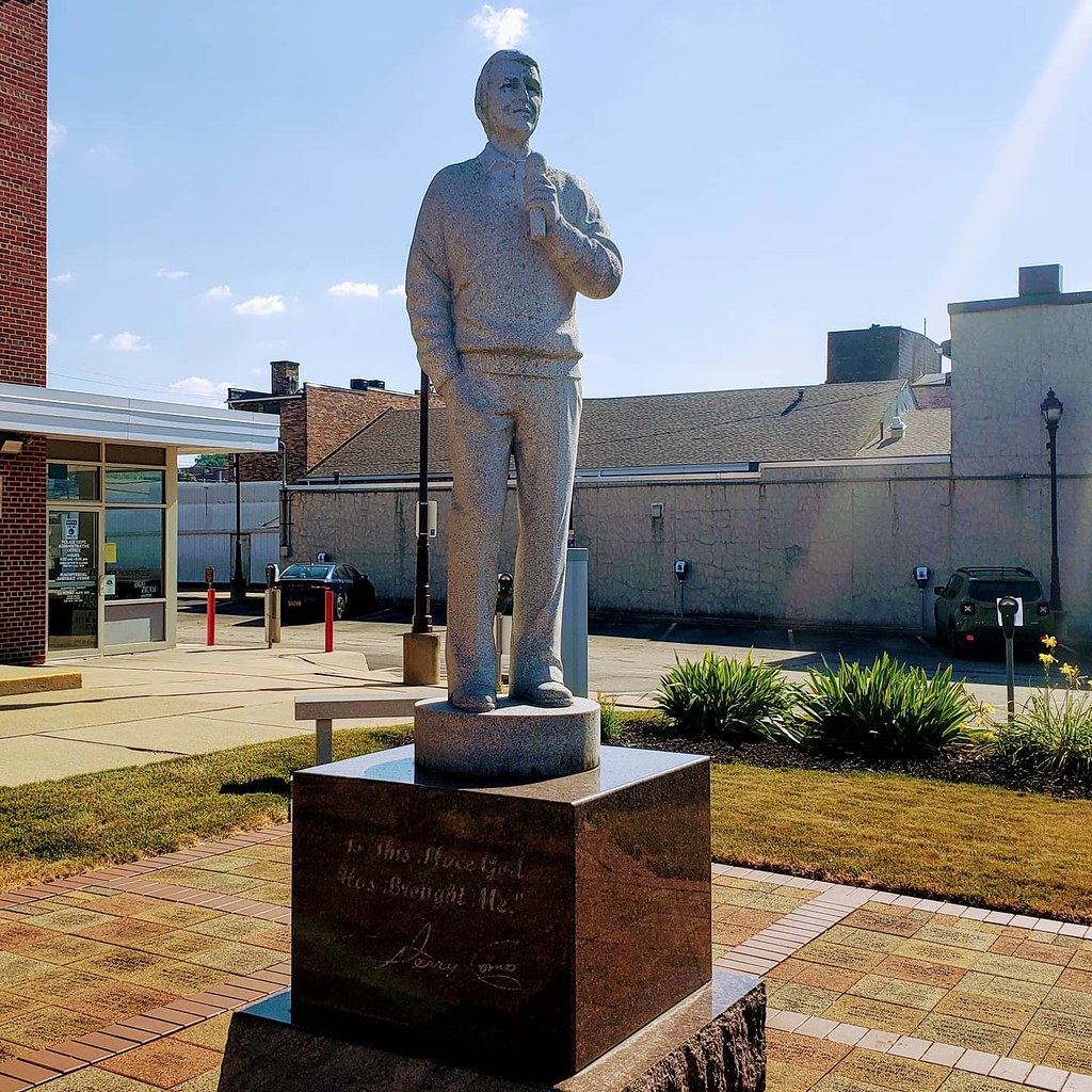 Perry Como statue in front of the municipal building in Ca… Flickr
