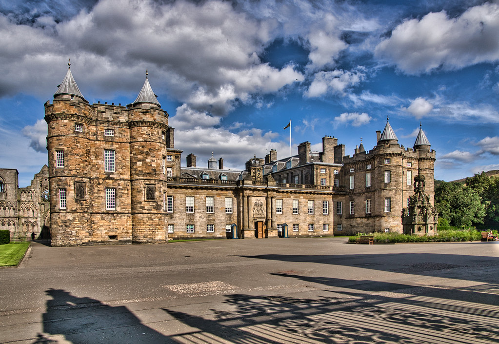 Holyrood Palace Vs Edinburgh Castle at John Cruz blog