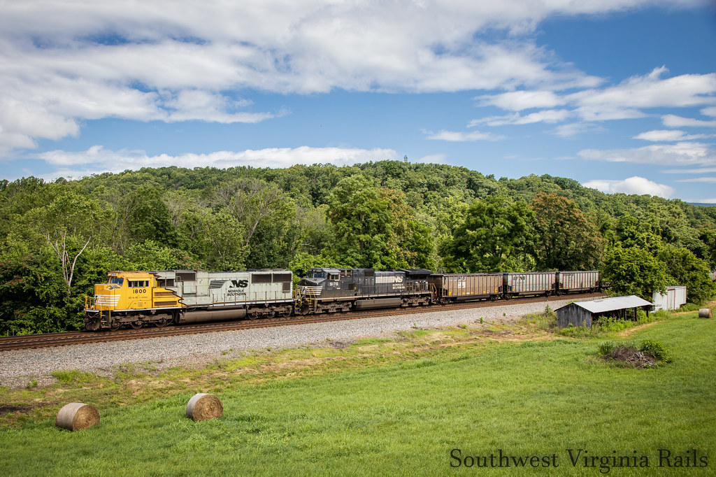 1800 leading NS 821. Wabun, Va. On a sunny summer morning,… Flickr