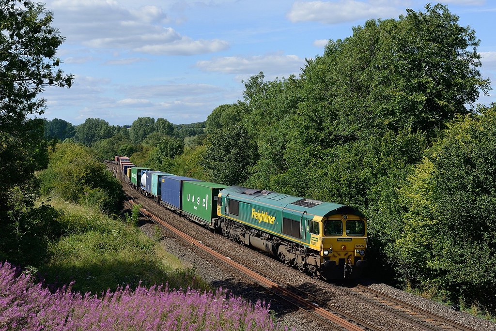 Sherrington liner 66555 is seen with 4O57 1329 Wentloog to… Flickr