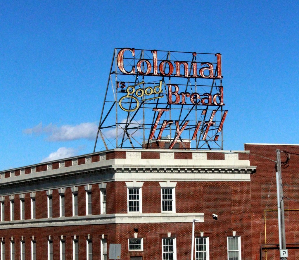 Des Moines, Iowa, Neon Sign, Colonial is Good Bread, Try I… Flickr