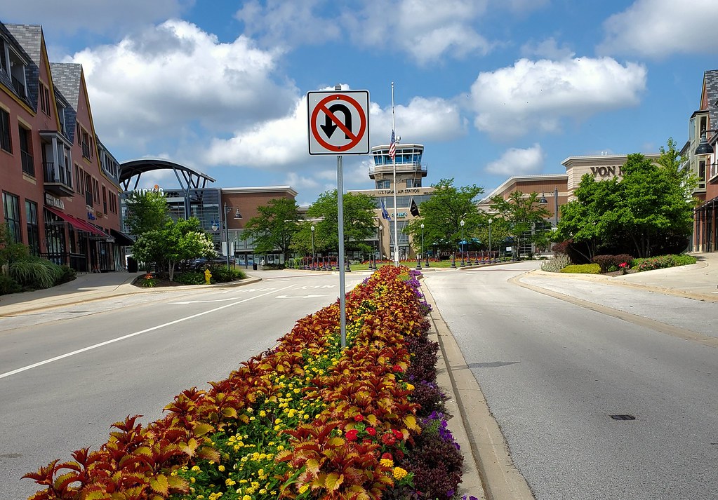 Median with flowers at "the Glen Town Center," in Glenview… Flickr