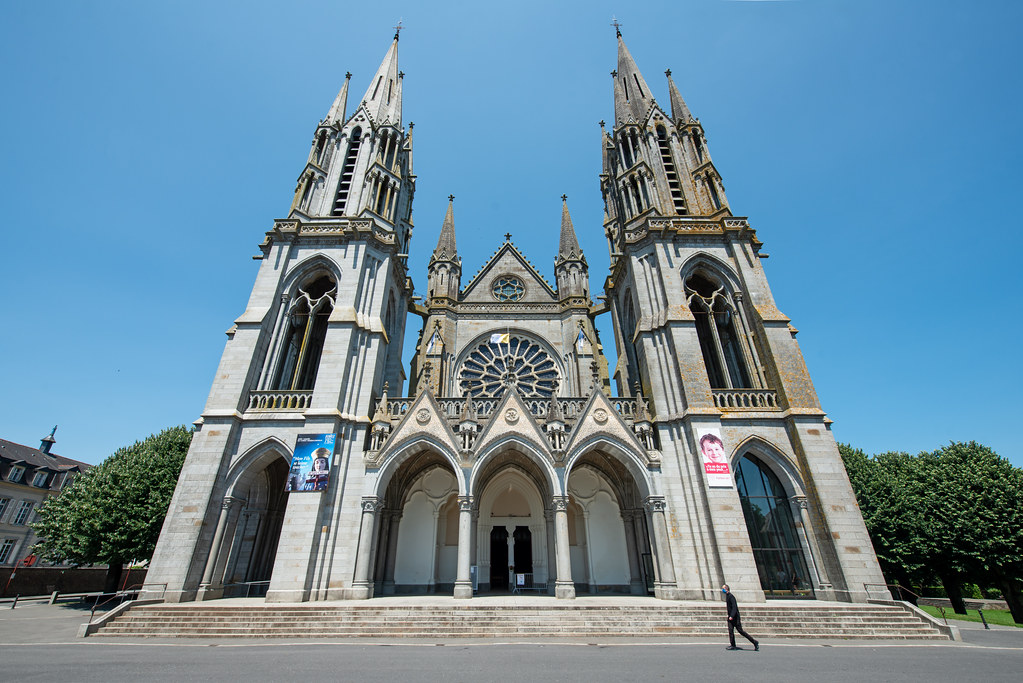 Basilique NotreDame de Pontmain, Mayenne, 2020 Construite… Flickr