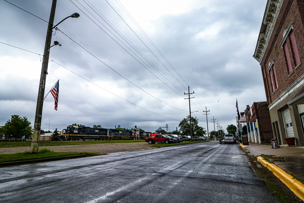 Neoga IC 1033 blasts through the town of Neoga, Illinois … Flickr
