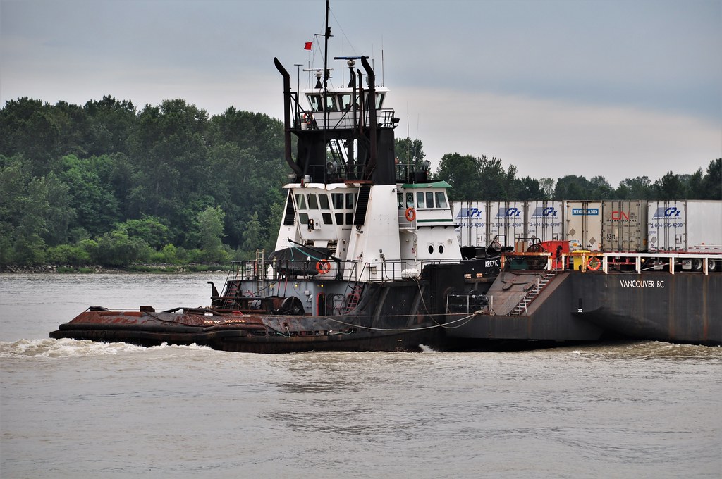 Amix Marine Services' Arctic Hooper Pushing Fraser Link on the Fraser
