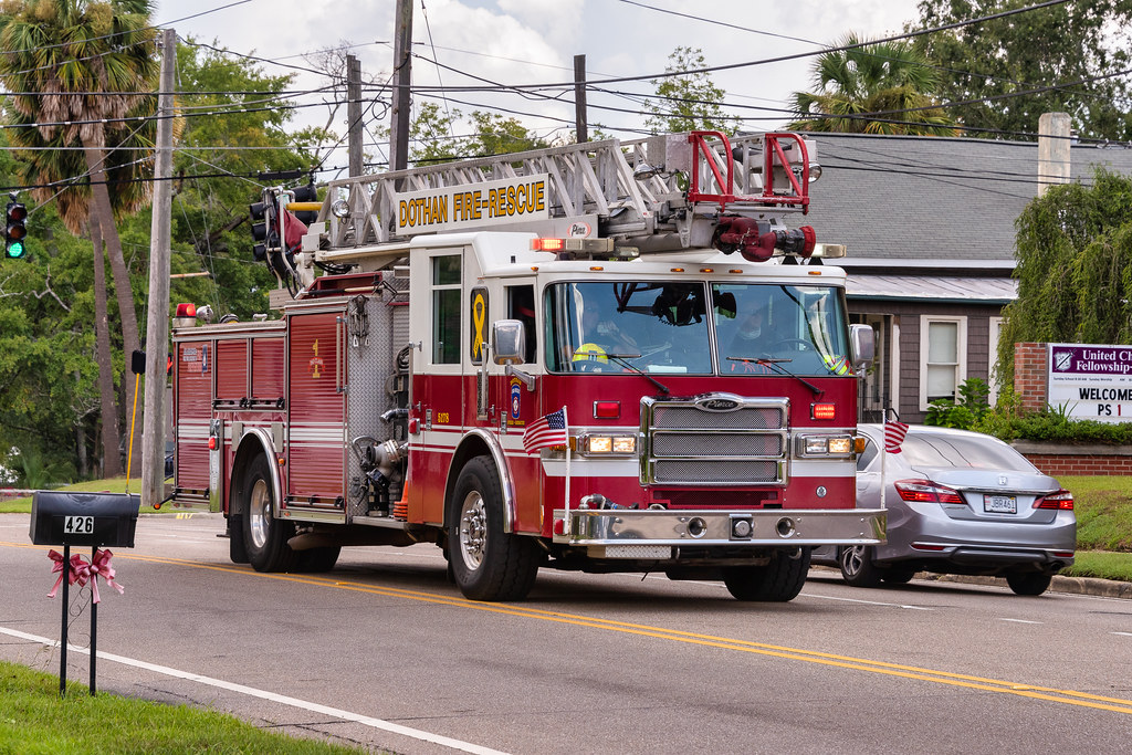 Dothan, AL DFD Truck 1 pulling up to the scene of a car fi… Flickr