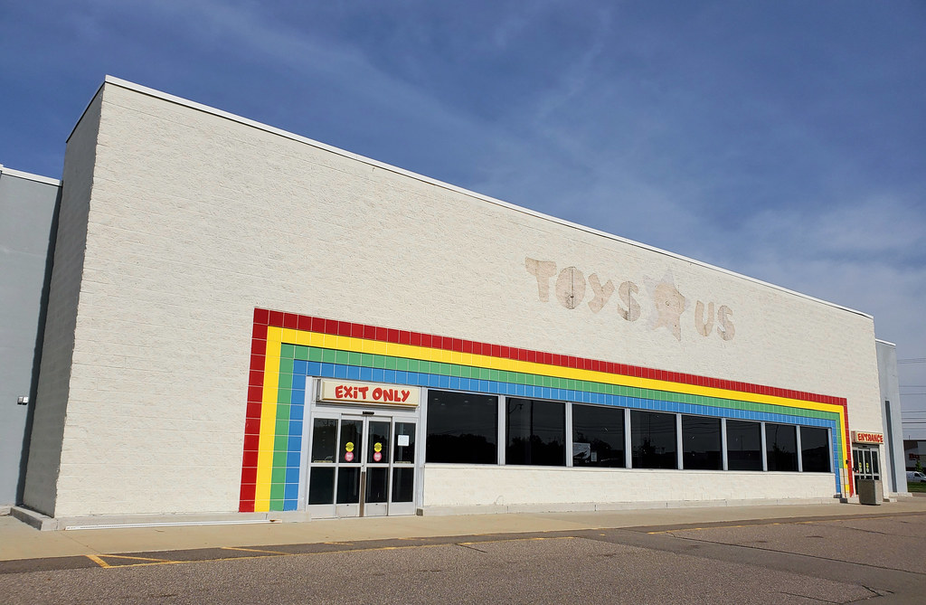 Vacant Toys "Я" Us Roseville, MI The Caldor Rainbow Flickr
