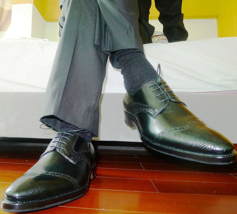 MEN WHO CROSS THEIR LEGS Flickr