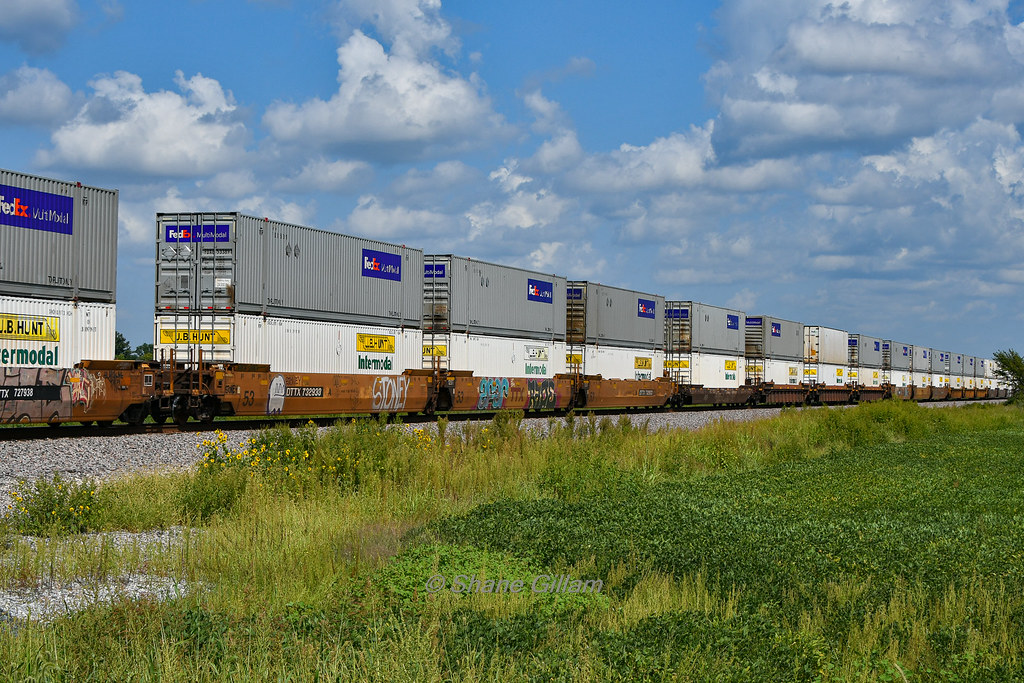 Containers galore. A westbound Z rips toward Hardin Mo, Bn… Flickr