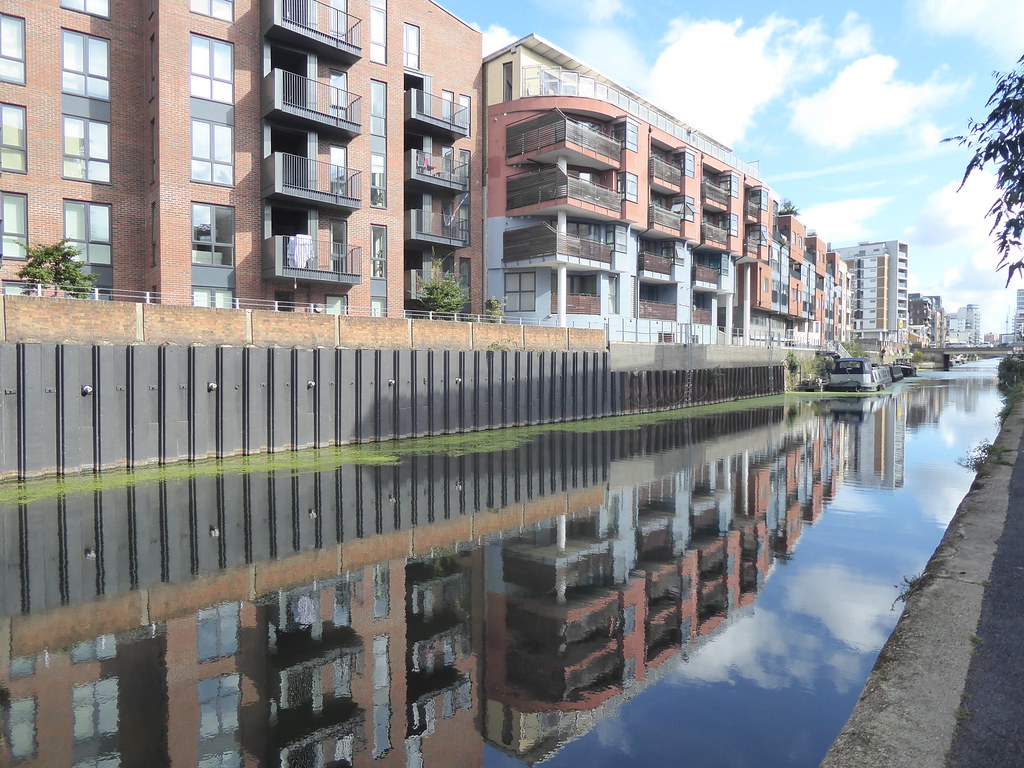 Limehouse Cut, East London The Limehouse Cut is a largely … Flickr