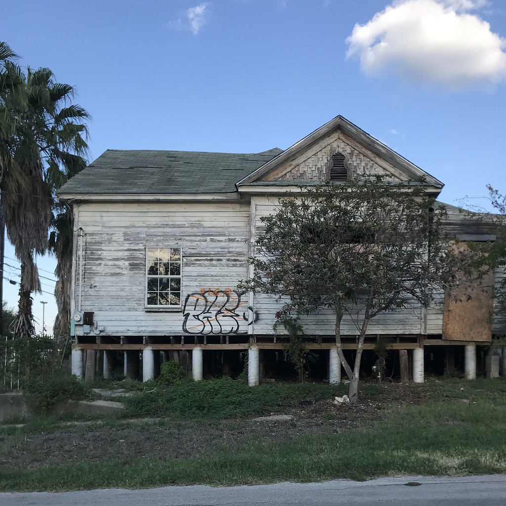 Abandoned House (Dignowity Hill, San Antonio) Christopher Newsom Flickr