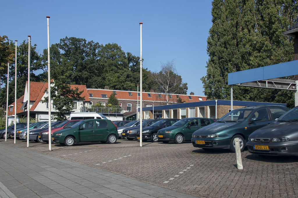 '90s Fiat dealership Looks like the time has been standing… Flickr