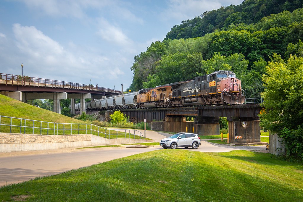 UP 6310 Bellevue, Iowa UP 6310 leads 475 north through Bel… Flickr